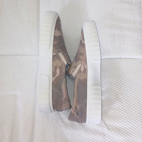 Steve Madden Women's Swiftly Skate Shoe, NEW IN BOX, Tan Camo - Picture 3 of 9